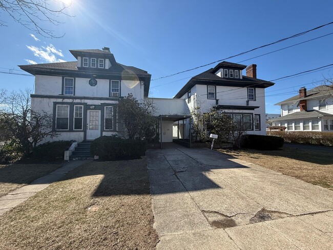 20 Bay Shore Ave in Bay Shore, NY - Foto de edificio - Building Photo