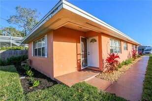 521 96th Ave N in Naples, FL - Foto de edificio - Building Photo