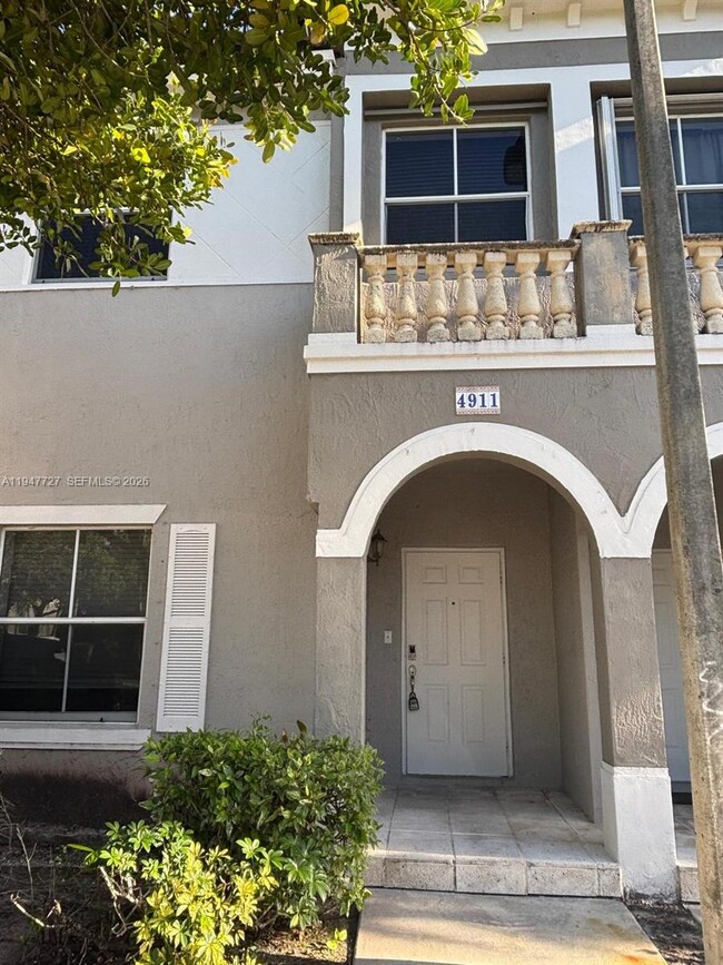 4911 SW 140th Terrace in Miramar, FL - Foto de edificio - Building Photo
