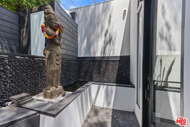 2300 Ronda Vista Dr in Los Angeles, CA - Building Photo - Building Photo