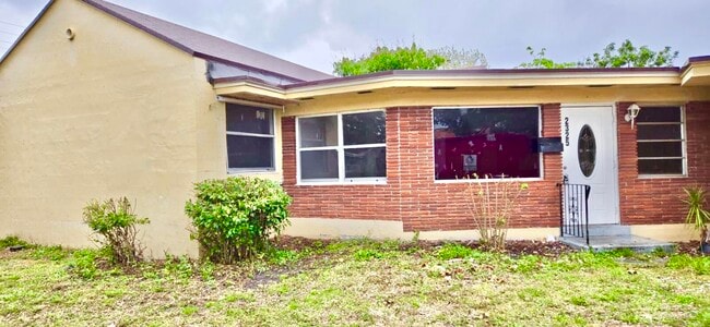 2325 Johnson St in Hollywood, FL - Building Photo - Building Photo