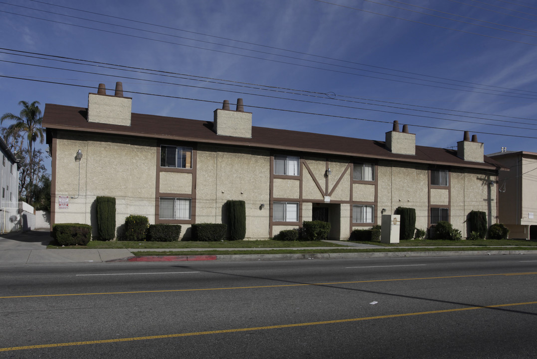 13553 Vanowen St in Van Nuys, CA - Foto de edificio