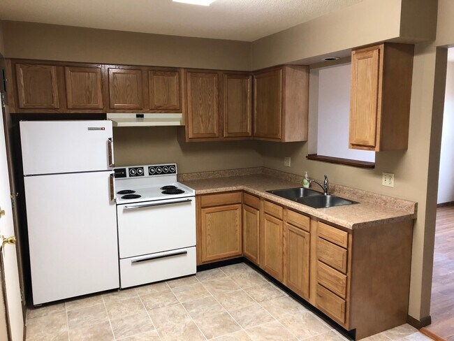 2703 Fryklund Dr, Unit 2 in Menomonie, WI - Foto de edificio - Building Photo