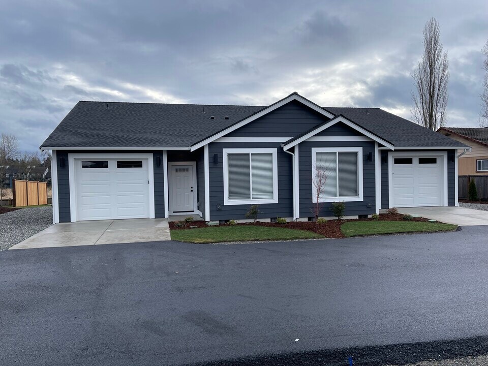 5702 79th St W, Unit A in Lakewood, WA - Foto de edificio