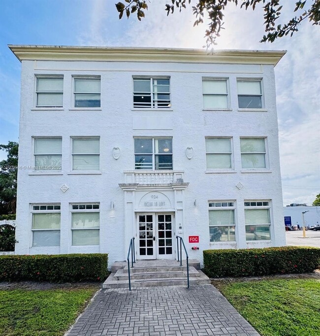 property at 924 Marseille Dr