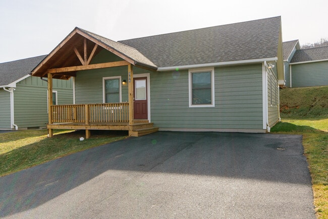 586 Townhomes Pl in Boone, NC - Foto de edificio - Building Photo