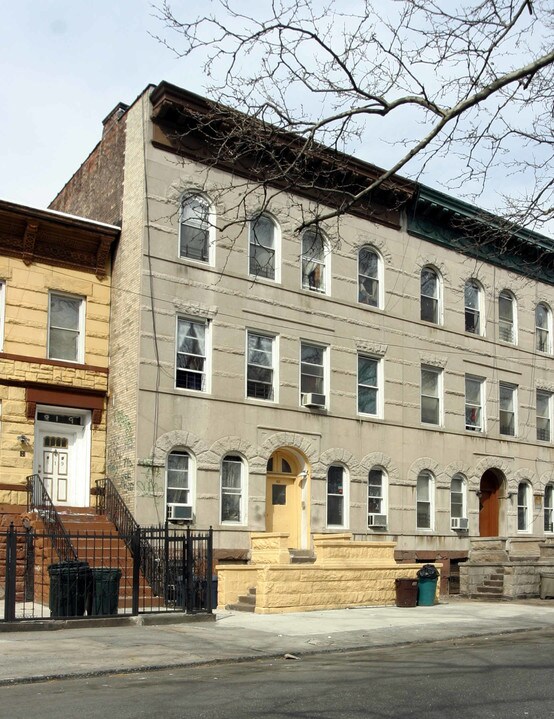 821 Halsey St in Brooklyn, NY - Building Photo