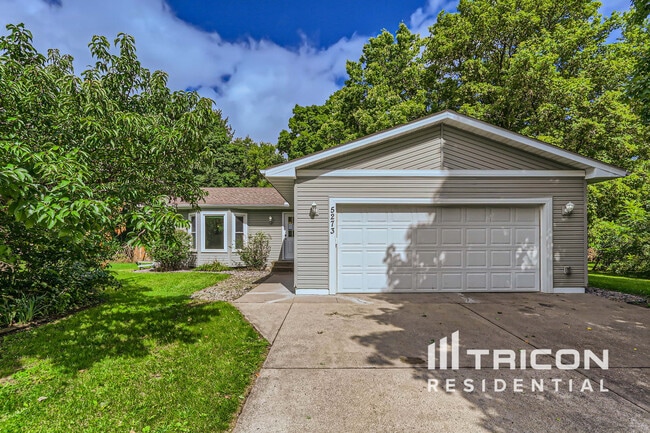 5273 Lannon Ave NE in Albertville, MN - Foto de edificio - Building Photo