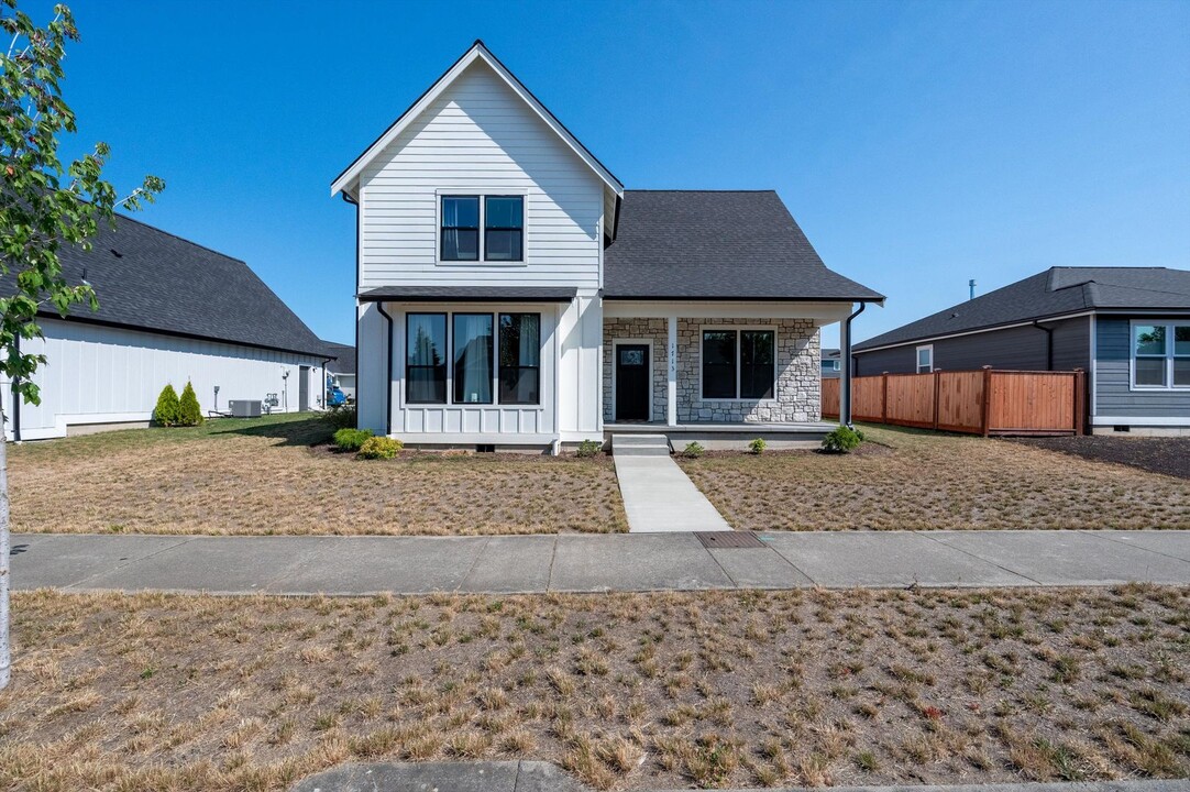 1713 Aaron Dr in Lynden, WA - Foto de edificio