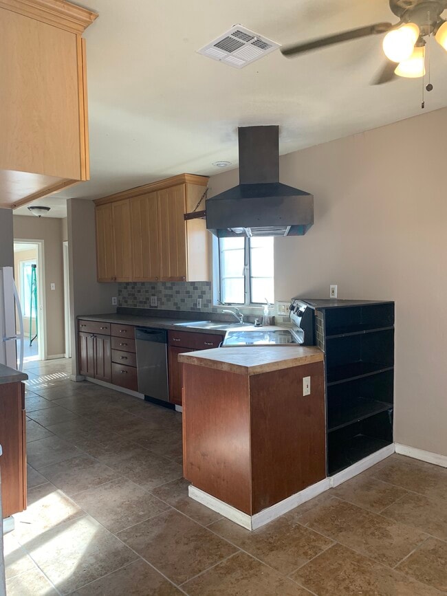 200 W Lucero Ave, Unit B in Las Cruces, NM - Building Photo - Building Photo