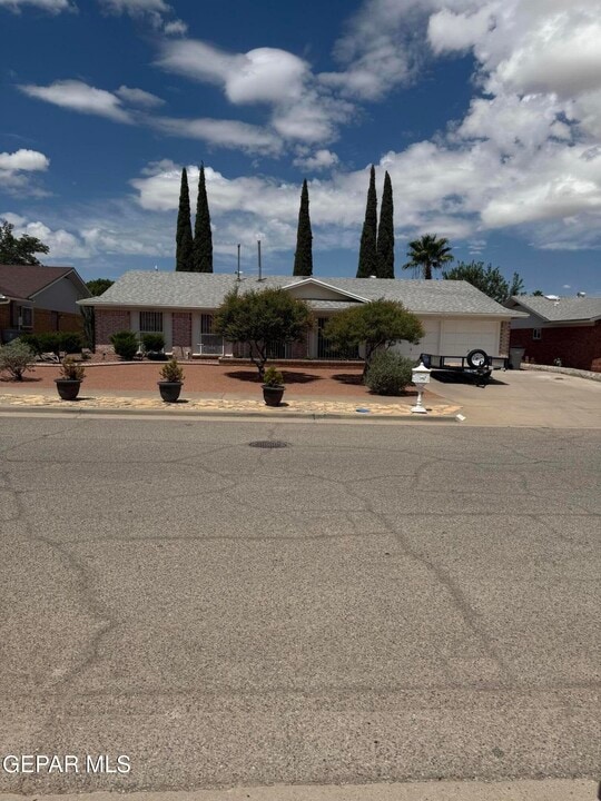 3253 Tomahawk St in El Paso, TX - Foto de edificio
