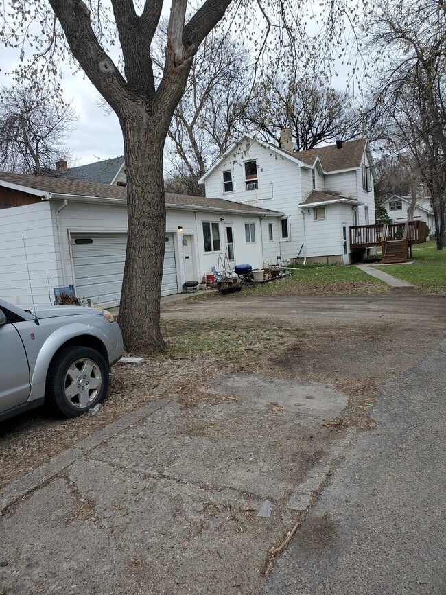 1014 N University Dr in Fargo, ND - Building Photo - Building Photo