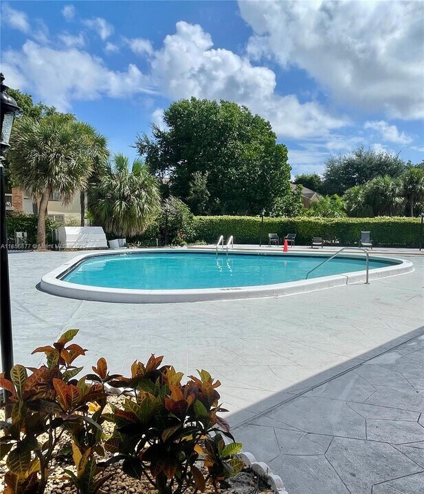 4374 NW 9th Ave in Pompano Beach, FL - Building Photo