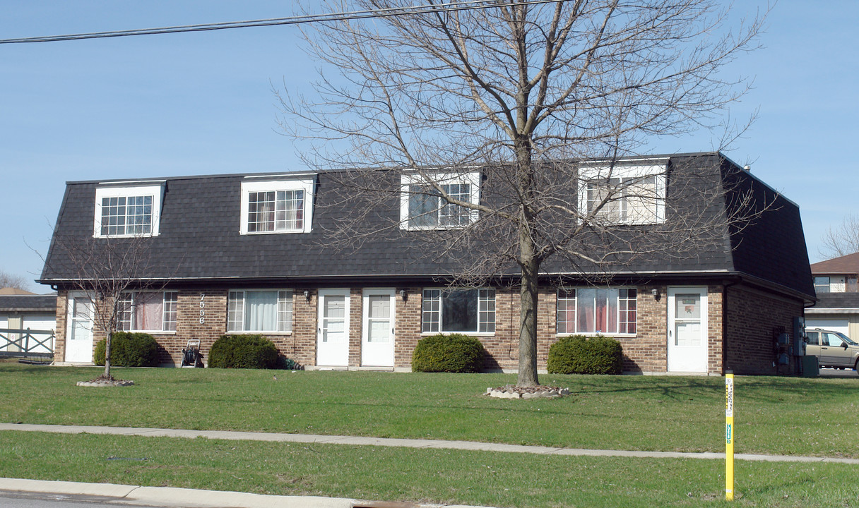 7556 Whitcomb St in Merrillville, IN - Foto de edificio