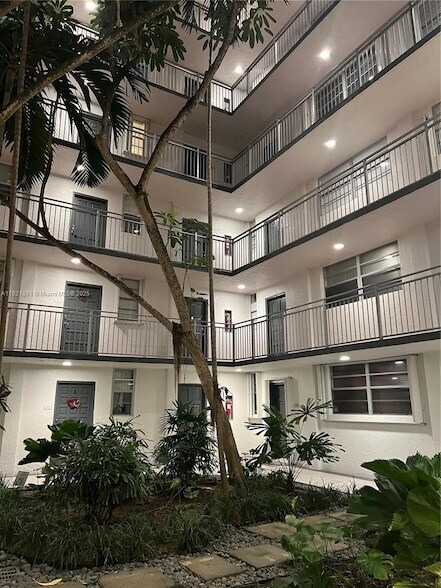 680 NE 64th St, Unit A415 in Miami, FL - Foto de edificio