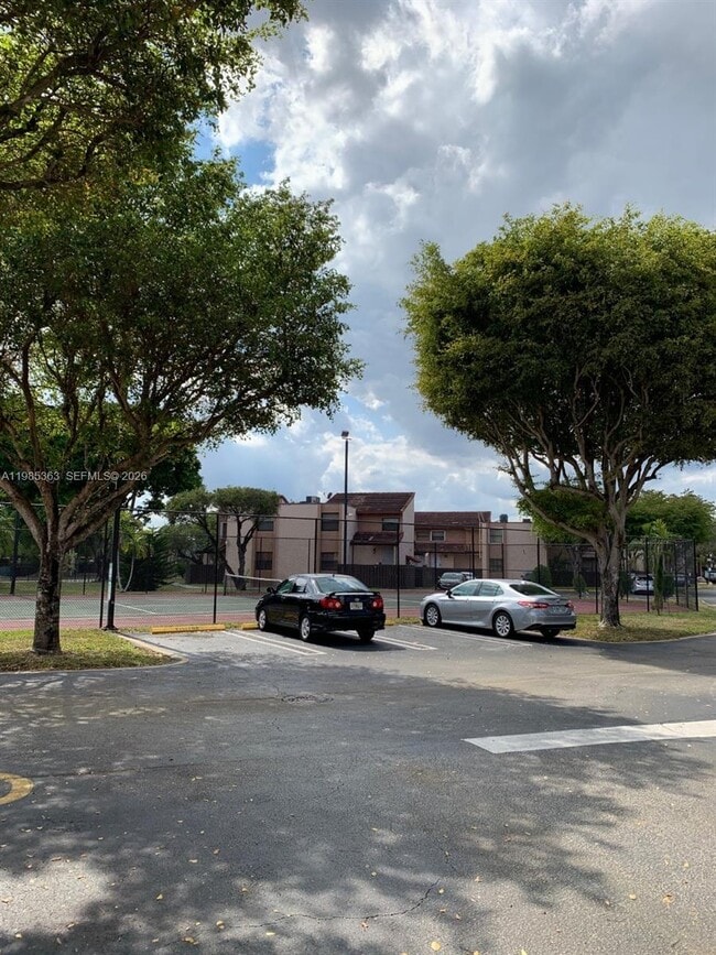 425 W Park Dr in Miami, FL - Building Photo - Building Photo