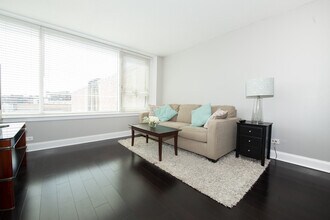 2728 N Hampden Ct in Chicago, IL - Building Photo - Building Photo