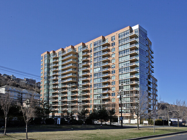 715 Hudson Park, Unit 715 in Edgewater, NJ - Building Photo - Building Photo