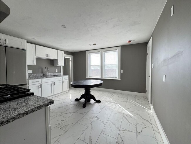 910 Atwells Ave in Providence, RI - Foto de edificio - Building Photo