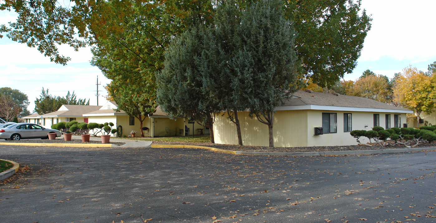 Ontario Manor in Ontario, OR - Building Photo