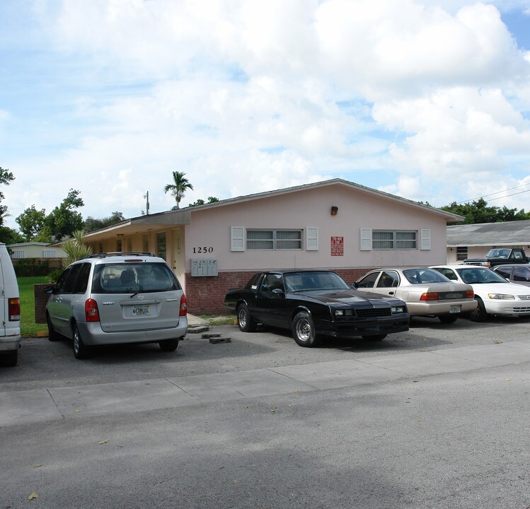 1250 NE 113th Ter in Miami, FL - Foto de edificio