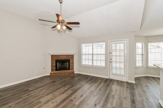 7550 Roundleaf Dr in Memphis, TN - Foto de edificio - Building Photo