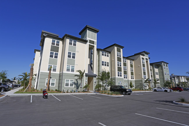 Charleston on 66th in Largo, FL - Foto de edificio - Building Photo