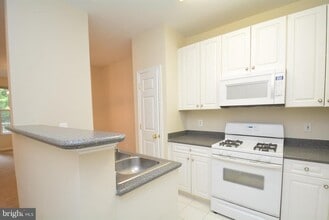 2665 Manhattan Pl in Vienna, VA - Building Photo - Building Photo