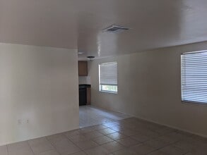 5415 Lemon St, Unit 5417 Lemon Street,  Unit 2 in New Port Richey, FL - Foto de edificio - Building Photo