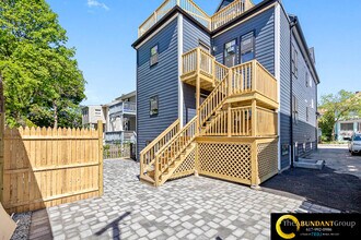 14 White St, Unit 1 in Arlington, MA - Foto de edificio - Building Photo