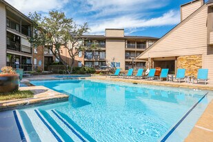 Lakeside Apartments in Dallas, TX - Building Photo