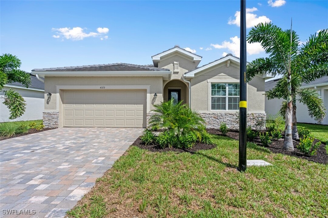 4373 Lemongrass Dr in Ft. Myers, FL - Foto de edificio