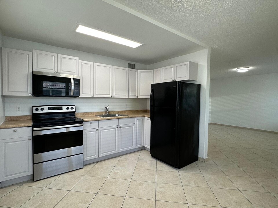 2500 Johnson Street in Hollywood, FL - Building Photo