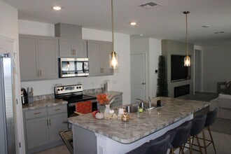 1385 Daisy Feild Dr in Winter Haven, FL - Building Photo - Building Photo