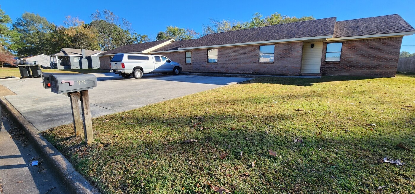 704 Denson Ave SW, Unit 702 in Cullman, AL - Building Photo