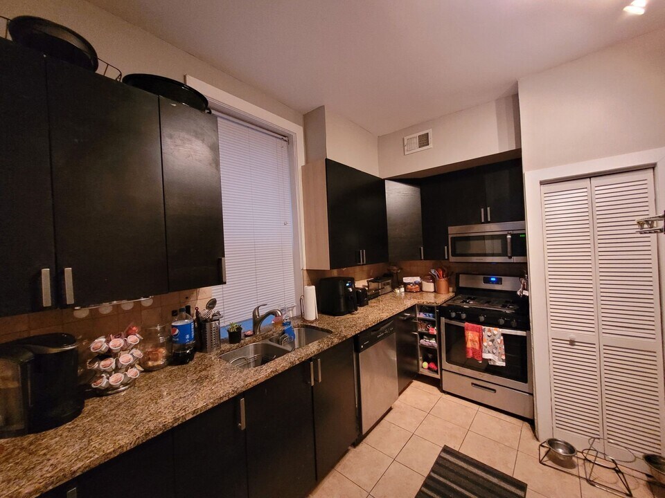 1615 W Barry Ave in Chicago, IL - Building Photo