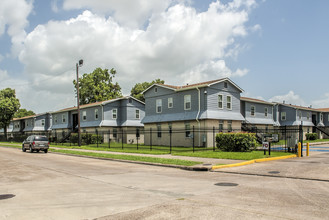 Louis Manor Trust Apartments in Port Arthur, TX - Foto de edificio - Building Photo