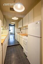 109 E 19th St-Unit -: 4F in New York, NY - Building Photo - Building Photo