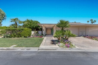 24 Columbia Dr in Rancho Mirage, CA - Foto de edificio - Building Photo