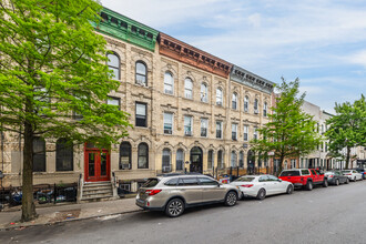 842 Hart St in Brooklyn, NY - Foto de edificio - Building Photo