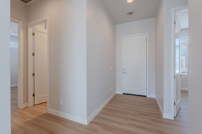 6041 E Valley Way in Cave Creek, AZ - Building Photo - Building Photo