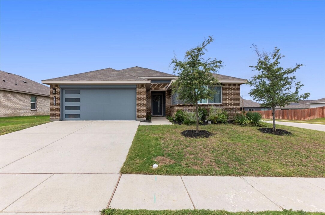 1533 Frst Pk Dr in Alvarado, TX - Building Photo