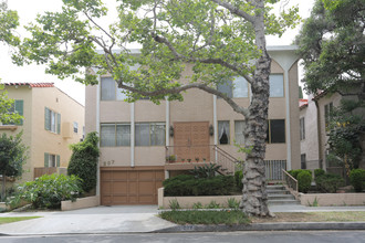 207 N Almont Dr in Beverly Hills, CA - Building Photo - Building Photo