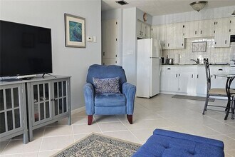 4318 Tahitian Gardens Cir, Unit B in Holiday, FL - Building Photo - Building Photo