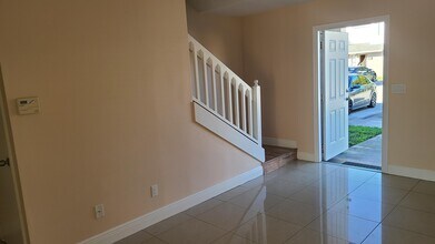 1803 Wharf Ln in Greenacres, FL - Foto de edificio - Building Photo