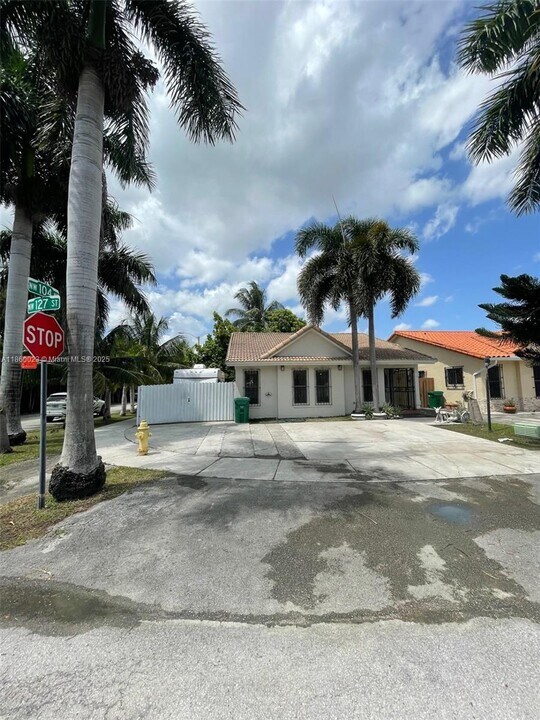 10399 NW 127th St in Hialeah Gardens, FL - Foto de edificio