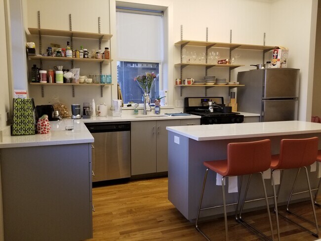 1135 N Damen Ave, Unit 2R in Chicago, IL - Foto de edificio - Building Photo