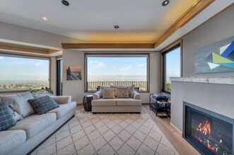 680 Hiller Dr in Oakland, CA - Foto de edificio - Building Photo