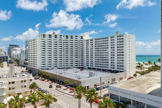 Triton Towers in Miami Beach, FL - Foto de edificio - Building Photo