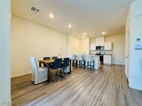 502 Foothill Cove Ln in Henderson, NV - Building Photo - Building Photo